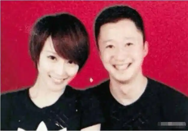 有种"证件照"叫吴京结婚证,别人都是白衬衫化淡妆,他却搞特殊_照片