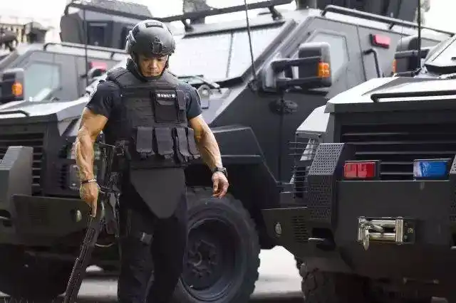 "中国深圳特警"爆刷朋友圈,满身肌肉硬汉十足,罪犯看了都要颤抖!