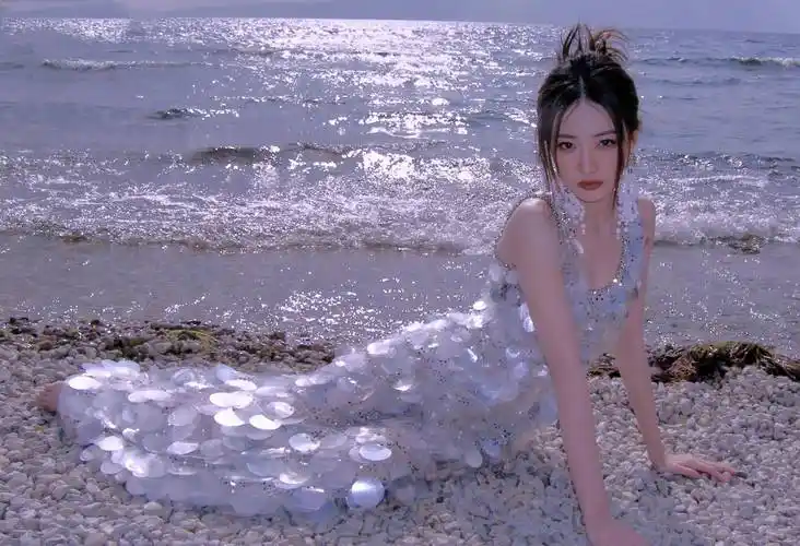 徐璐吊带裙写真,性感精致,甜美可爱,美丽迷人_身材_造型_白色