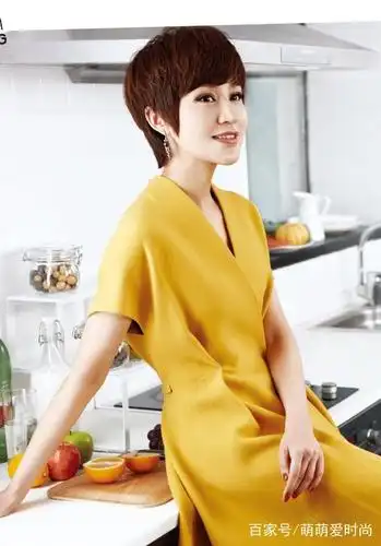 鲍蕾终于换发型短发造型看起来减龄不少完全看不出已经42岁了