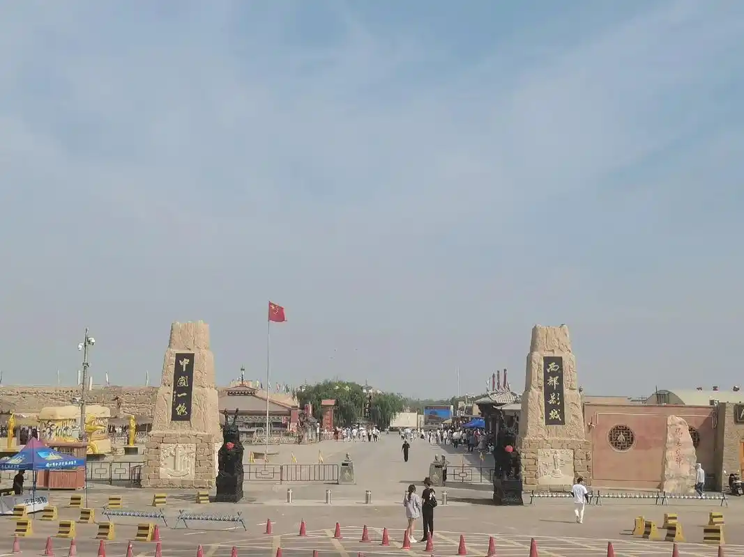 镇北堡西部影城,这个位于宁夏银川市的旅游景区,以其独特的古朴,原始