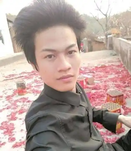 原创11岁创办了葬爱家族的男孩因太帅被富婆看上如今成了这个样子