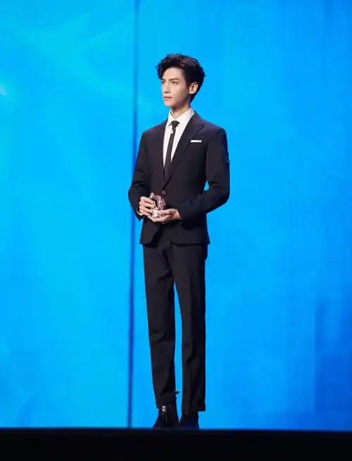 罗云熙获"年度人气电视剧演员"奖 现场首唱新歌《星星之火》