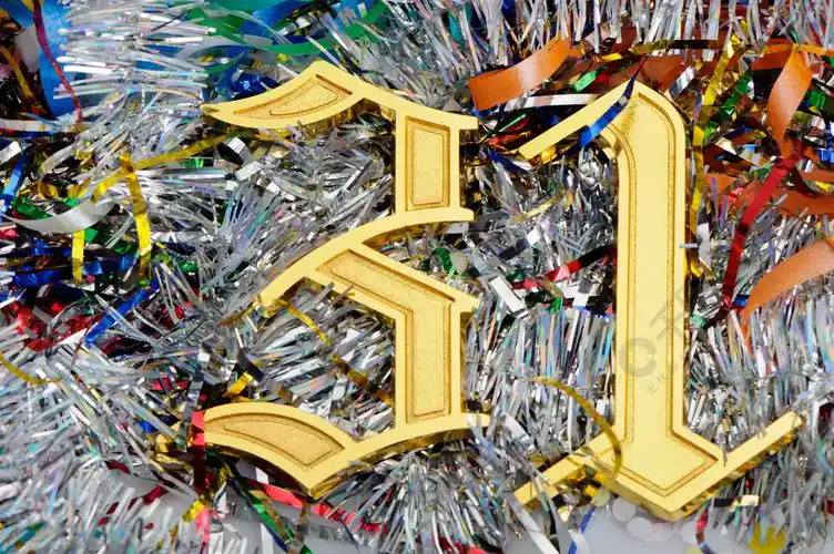 黄金数字31数字躺在庆祝的金属丝上新年前夜的概念