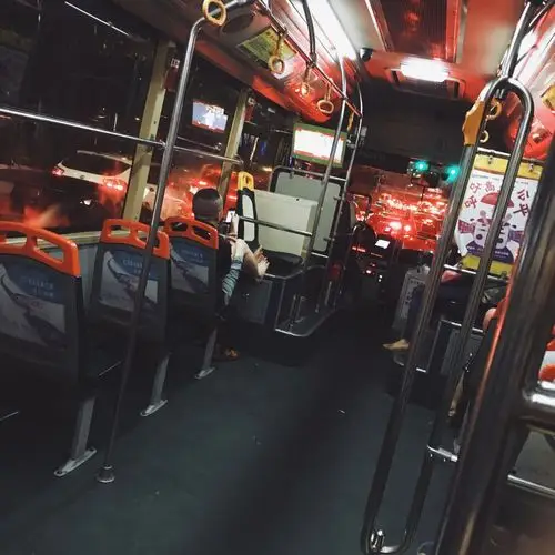 第一次坐广州夜晚的brt