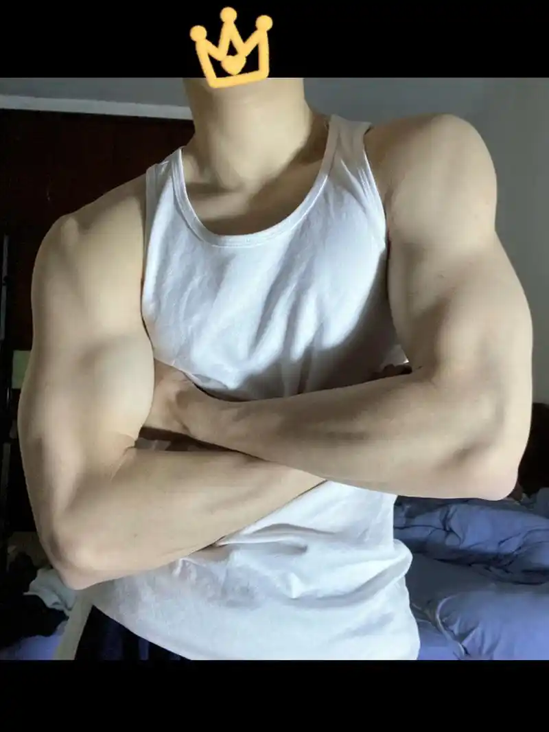 训练我们男友臂的同时, 我们需要在运动之后做一些拉伸运动,用筋膜枪