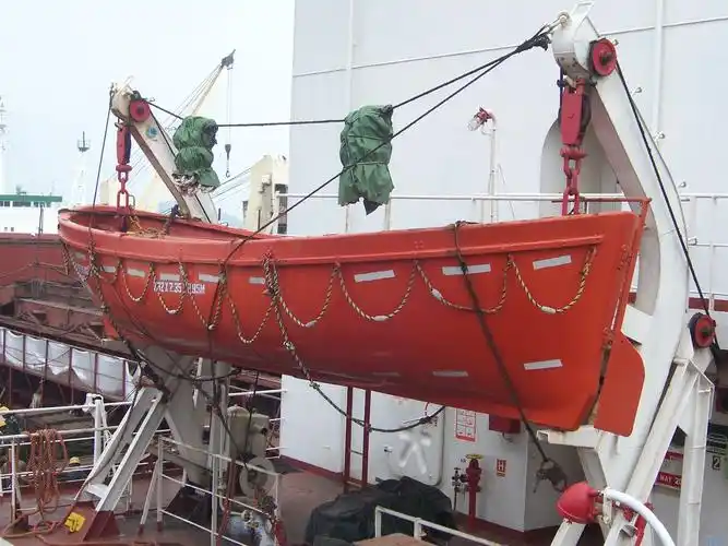 船上救生艇图片