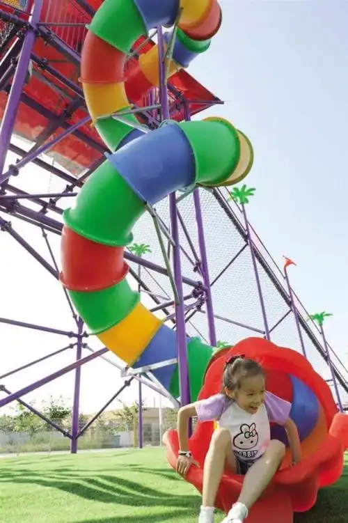 新疆奇台田野上的游乐园