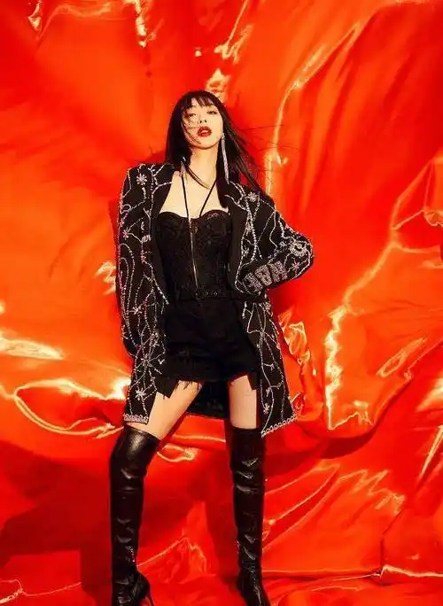 原创黄晓明这是丢了什么宝李菲儿穿热裤秀身材baby看了都绕路走