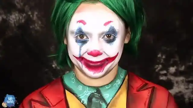 国外女子美妆秀:仿妆小丑妆容你觉得像吗?