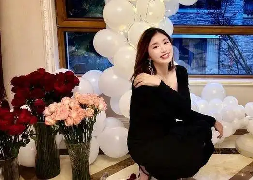 奥运冠军邹凯为爱妻庆生豪宅内布置鲜花气球娇妻怀2胎已3个月