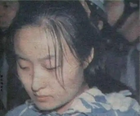 惨剧发生1992年,愤怒之下的任雪伙同好友曹琳琳,骗出小丁,将其在河南