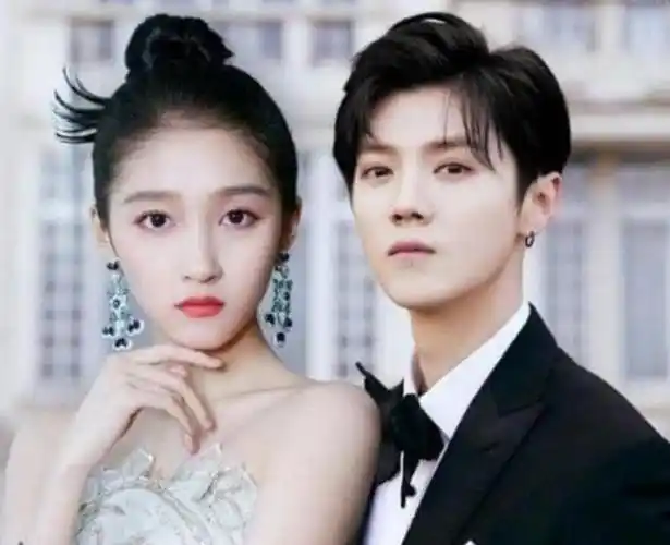 关晓彤穿婚纱高定与鹿晗恋爱长跑七年小腹微凸疑怀孕