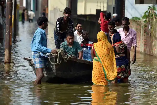 印度恒河水位上涨导致街道被淹 居民在水中跋涉|越南_网易订阅