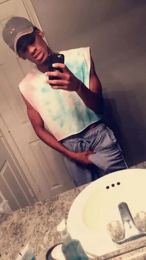 男生怎样自拍显丁丁大?