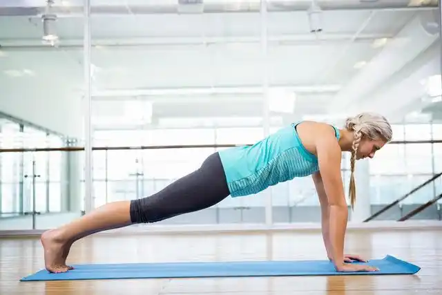 斜板式是一个基础体式,不只是瑜伽课上,很多锻炼项目都会用到斜板式