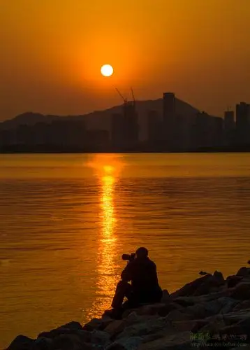 夕阳西下,残阳如血,孤独摄影师