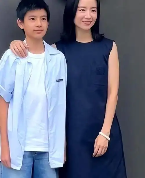 董洁晒儿子正脸,15岁顶顶长胡须变模样,五官与爸妈越长越不像