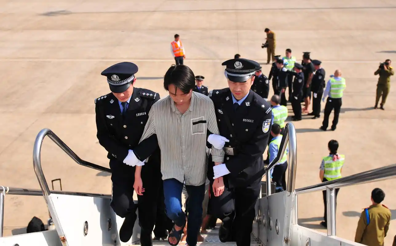 老挝警方向中方移交联合侦破电信诈骗案191名犯罪嫌疑人(2)