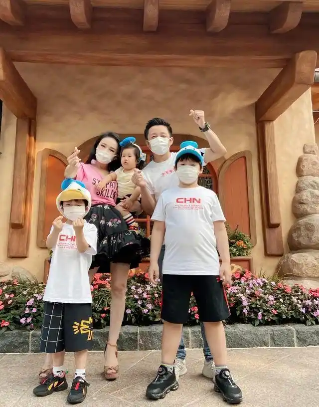 邹市明晒一家五口照!老婆冉莹颖穿搭时尚减龄,仨儿子五官太相似