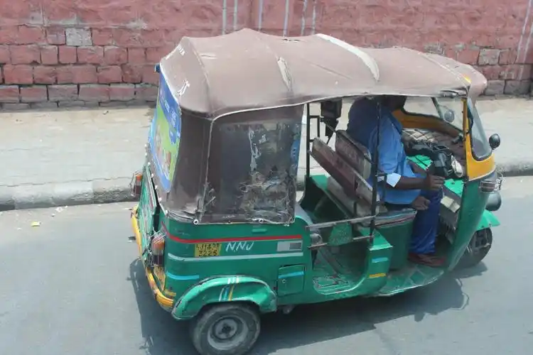 破烂不堪的突突车在马路上寻找生意.