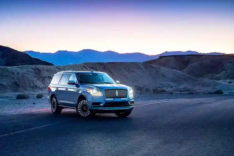 林肯领航员navigator自信从容地驶向充满希望的"理想地"