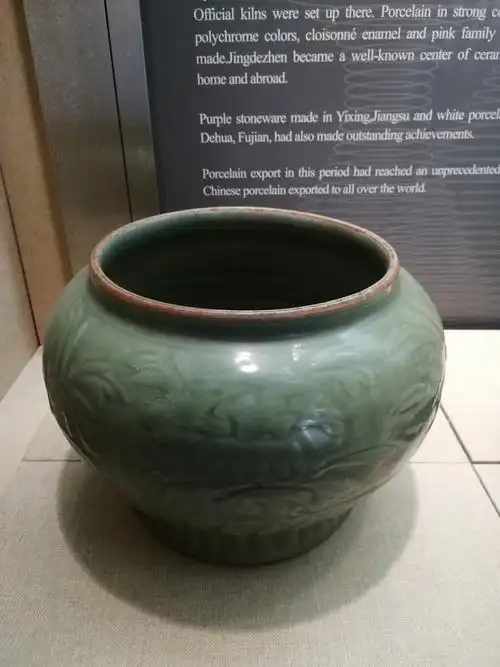 南宋龙泉梅子青釉莲瓣纹盖罐