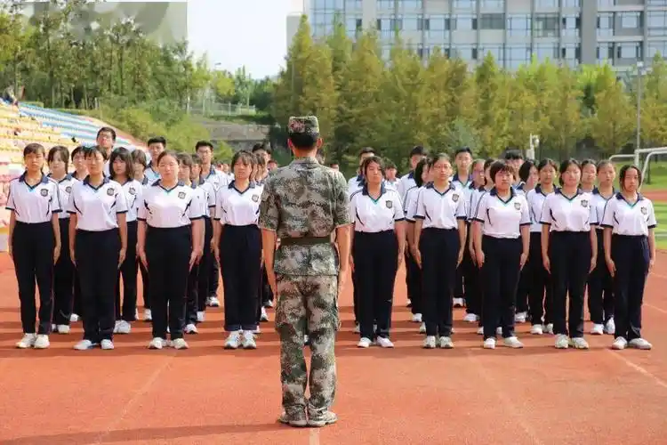 爱国教育勿忘历史强国有我青岛六中举行军训闭营阅兵致敬抗战胜利76