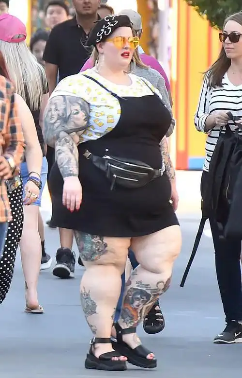 280斤的超级胖模,富豪老公仅130斤,街头拥吻秀恩爱!