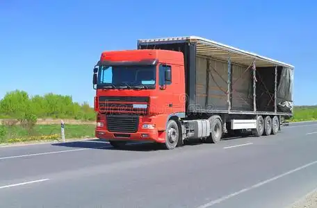 牵引拖车有敞篷拖车篷的牵引拖车卡车照片