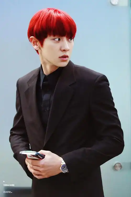 朴灿烈 160512 仁川机场出发 图源logo 不妥删 黑衬衣黑西装配一头