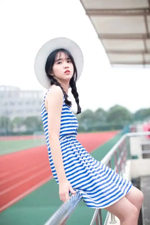 阳光明媚透露着香气的美女图片连衣裙阳光小美女学生美女图片