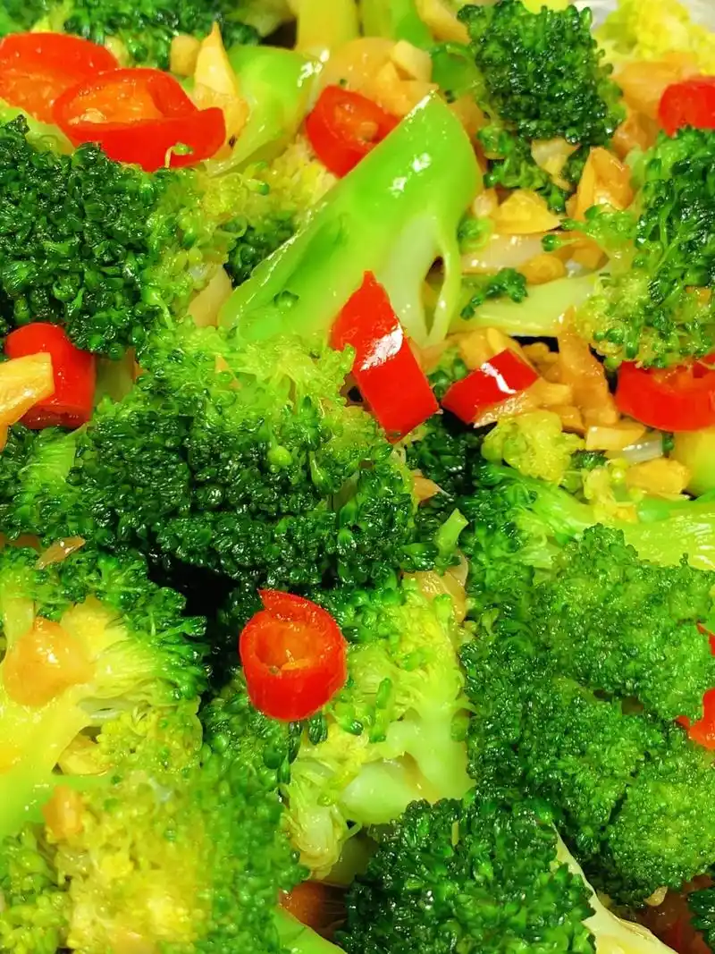 清炒西兰花06低脂低卡 简单易上手.西兰花营养成分极高,含有 - 抖音