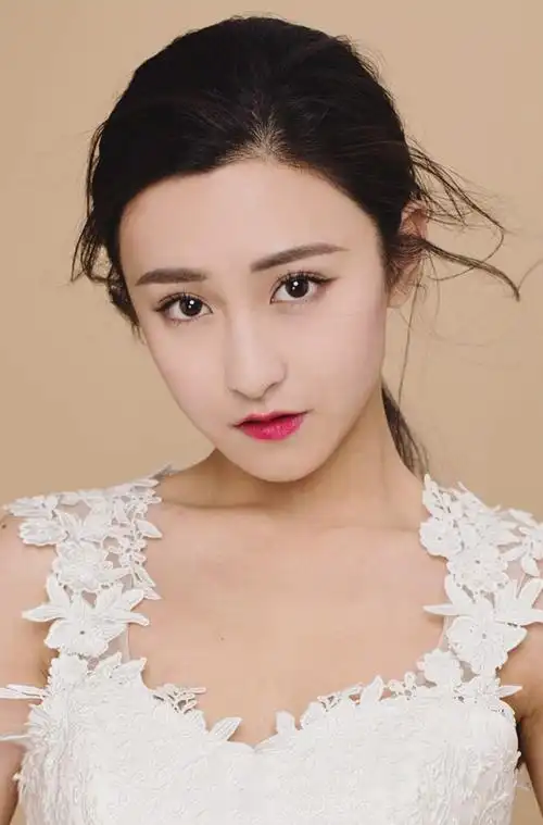 简介:朱圣祎气质白裙写真图片,分享一组朱圣祎图片