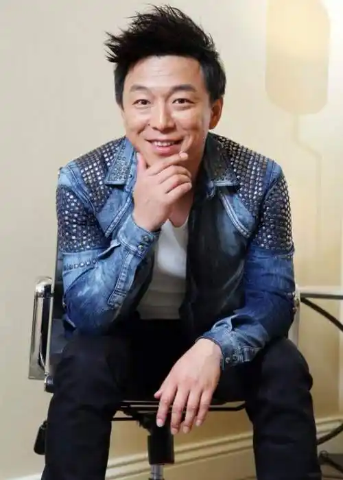 黄渤在英国看音乐剧被偶遇,与女粉合影无架子,打扮朴素面色红润