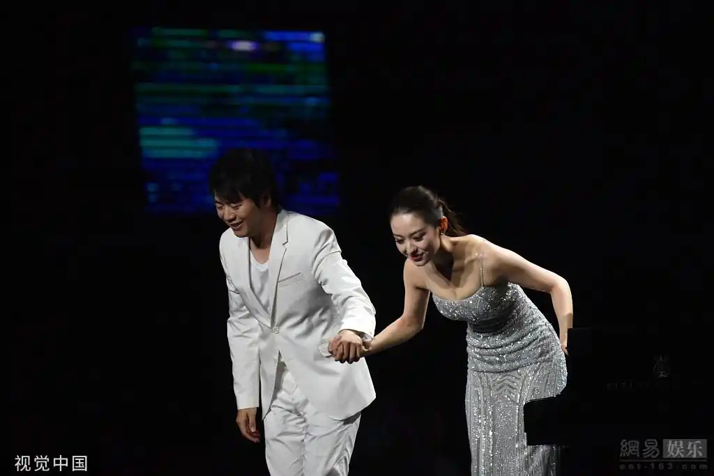 郎朗与娇妻四手联弹 深情对视幸福溢出屏幕