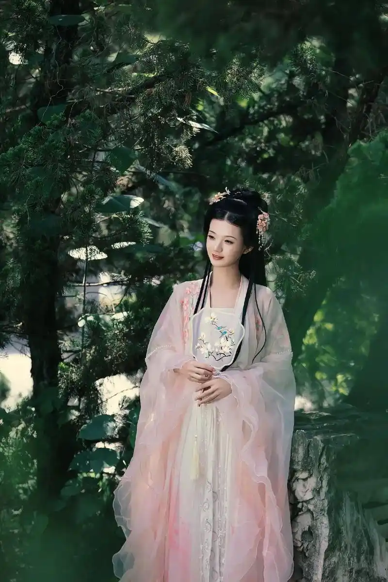 在眉山,总要来未央宫拍一套汉服写真吧?#古风 #古装 #写真 - 抖音