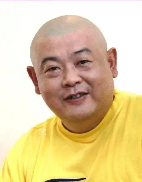 父亲去世半个娱乐圈到场, 张一山每年陪其扫墓, 今25岁比父亲牛