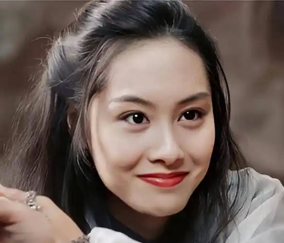 港片中5大女神"经典镜头",邱淑贞叼牌,朱茵眨眼,你最喜欢谁