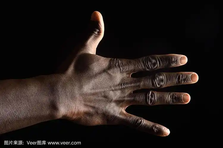 一个非洲人的手在黑人身上