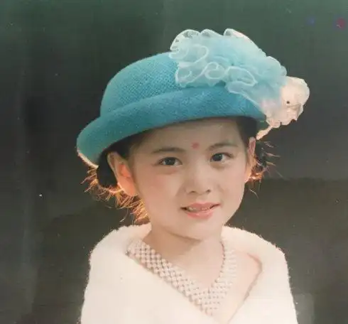 大麟子的生父至今是个谜,据悉,邓莎入行后曾跟一位富二代交往,未婚