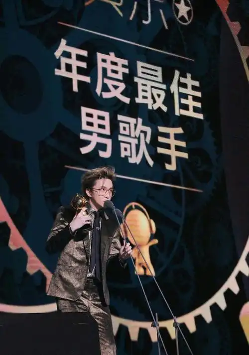 薛之谦(joker xue),男,1983年7月17日出生于上海,中国内地流行乐歌手