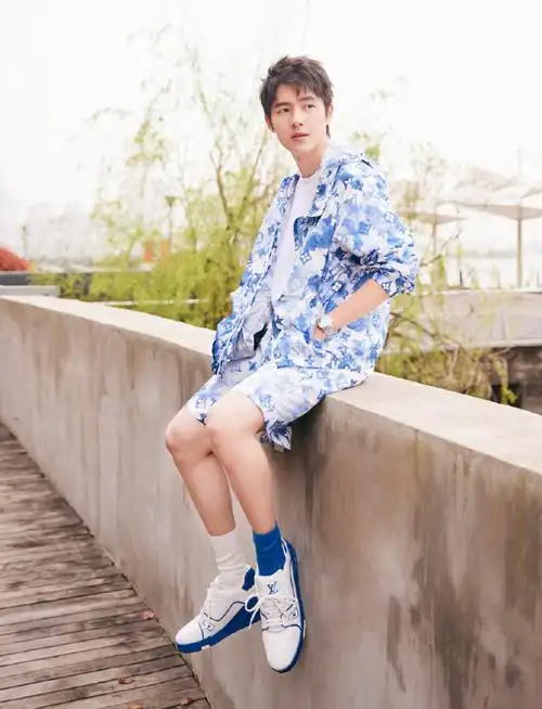 刘昊然《恰好是少年》发布会造型|蓝白印花休闲套装 清爽率性