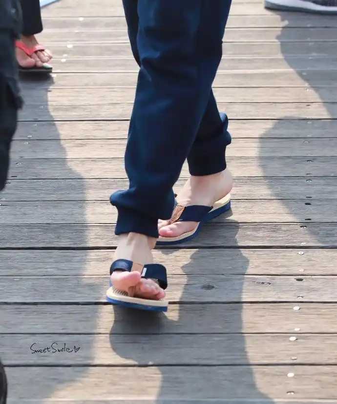 [易烊千玺][分享]210601 易烊千玺的小脚脚图片合集