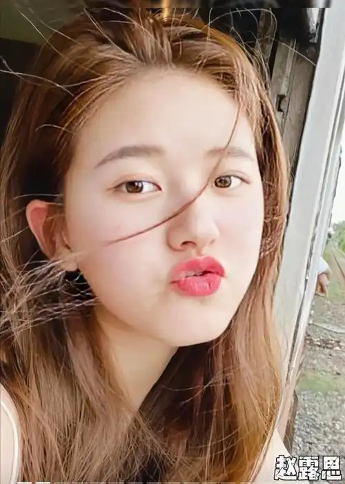 不少明星拍照时喜欢噘嘴,这样显得自己比较可爱,萌萌哒!