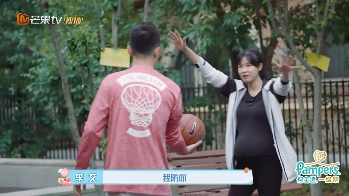 都是怀孕37周,李艾打篮球跑步游泳,麦迪娜躺着刷手机饭来张口_运动