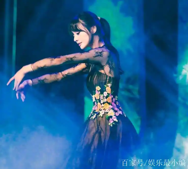 郑爽穿晚礼服跳舞,宛如优雅的黑天鹅,不愧是粉丝公认的小仙女