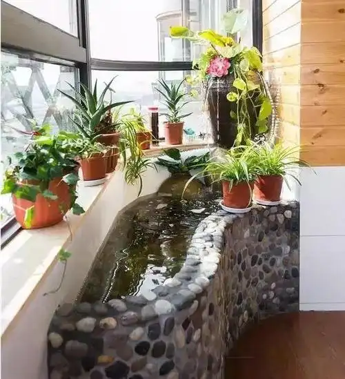 在阳台上砌一个鱼池可拉风了让外人一看就觉得你是个土豪