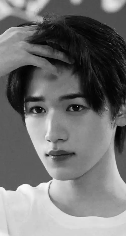 宋亚轩侧颜##宋亚轩晒黑白照片