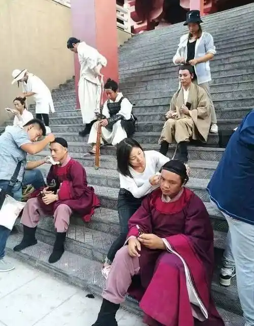 原创横店20万临时演员现况光棍的世界懒汉的天堂疯子的乐园